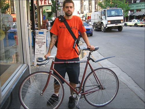 A Chicago Bike Messanger photo by Faster Panda Kill Kill (flickr.com)